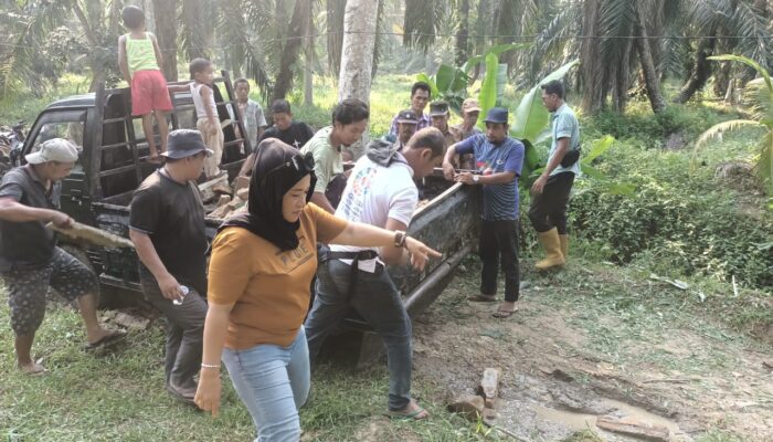 PJ Kades Aek Batu Gotong Royong Di Jalan Lingkar Penghubung 3 Dusun