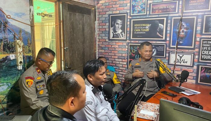 Kapolres Labusel Laksanakan TALKSHOW Interaktif di Radio Citra Pendawa Tentang Pelaksanaan Pemilu Tahun 2024