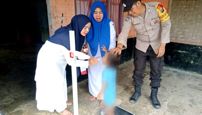 Bhabinkamtibmas Polsek Merbau Kunjungi Anak Stunting.