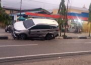 Keluar Dari Hotel Hermes, Mobil Mantan Kepala Desa Namo Buaya Tabrakan Dengan Mobil Rental