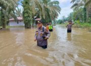 Demi Pengabdian Pada Rakyat, Kapolsek AKP Buyung Terobos Banjir Dalam Program Coolling Sistem.