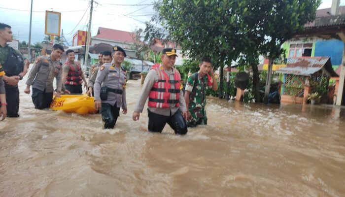 Kapolres Rohul Bersama Kodim 0313/KPR Turun Langsung Ke Lokasi Banjir, Bantu Evakuasi Warga Yang Sedang Sakit.