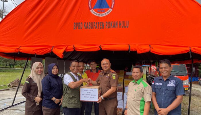 Peduli Korban Banjir, Kejari Rohul Salurkan Bantuan Sembako Melalui BPBD