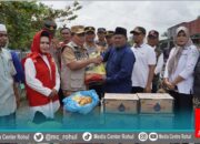 Bupati Di dampingi Kapolres Tinjau Banjir Dan Salurkan bantuan di Desa Sontang kec. Bonai Darussalam.
