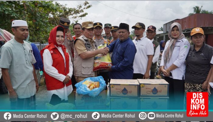 Bupati Di dampingi Kapolres Tinjau Banjir Dan Salurkan bantuan di Desa Sontang kec. Bonai Darussalam.