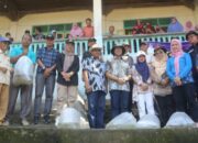 PJ Bupati OKU Serahkan Bibit Ikan Dan Melepas Benih Ikan Di Sungai Ogan