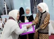 Hj.Zwesty Karenia Teddy Meilwansyah dan Hj. Fitriyanah Marjito Bachri Serahkan Bantuan Untuk Musholla Muhajirin Sukajadi