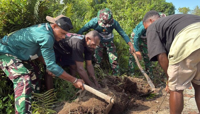 Satgas Yonif 763/SBA Bersama Masyarakat Laksanakan Karya Bhakti Bersihkan Akses Jalan Antar Kampung