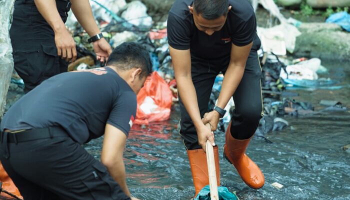 Brimob Sumut Turun ke Sungai, Aksi Nyata Menjaga Kehidupan dan Masa Depan Kota Medan