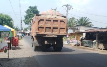 Ratusan Truk Tanah Timbun Rusak Jalan Baru Kelambir, Warga Soroti Proyek Pabrik di Hamparan Perak.