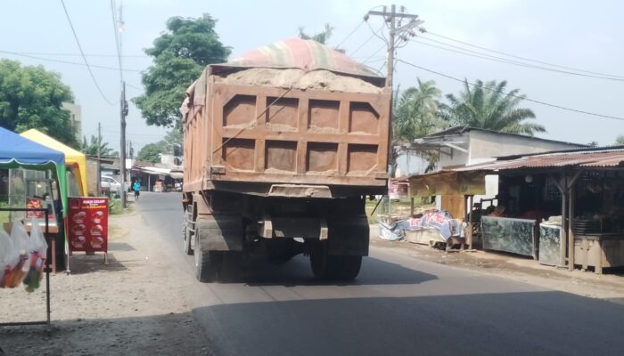 Ratusan Truk Tanah Timbun Rusak Jalan Baru Kelambir, Warga Soroti Proyek Pabrik di Hamparan Perak.