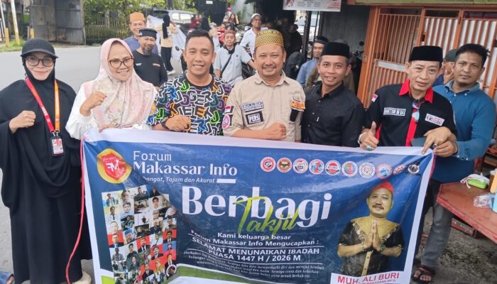 Media Forum Makassar Info Bersama Lurah Rappokalling Berbagi Takjil di Perempatan Jalan Sunu Kota Makassar