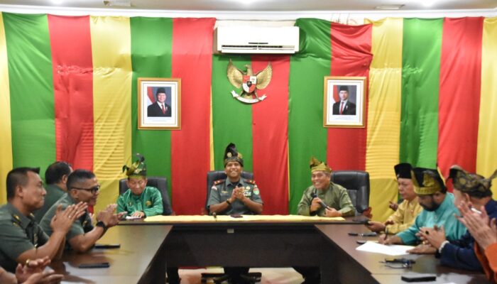 Ketum Majelis Kerapatan Adat LAMR Datuk Seri H. R. Marjohan Yusuf Sambut Hangat Kunjungan Danrem 031/WB Brigjen TNI Dr. Agustatius Sitepu, S.Sos.,M.Si.,M.Han