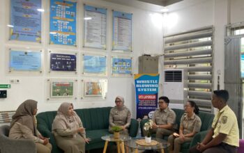 Guiding Petugas Loket di Kantor Pertanahan Kabupaten Serdang Bedagai Dipimpin Kasubbag Tata Usaha