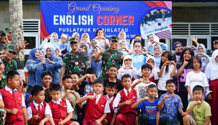 Danpuslatpur Resmikan Grand Opening English Corner di Puslatpur