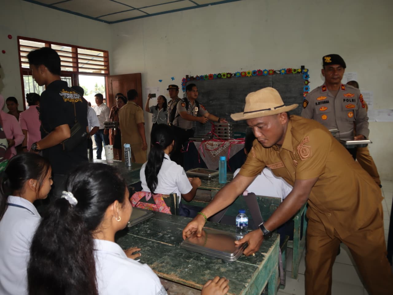 Ket photo.Sekdin Pendidikan Kab.Nias Selatan Ya'atulo Lase saat memberikan MBG kepada siswa/i SMPN 1 Gomo, 11/05/2026.