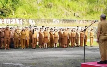 Pimpin Apel Pagi, Sekda Nisel Amsarno Sarumaha Warning ASN Malas dan Tak Disiplin