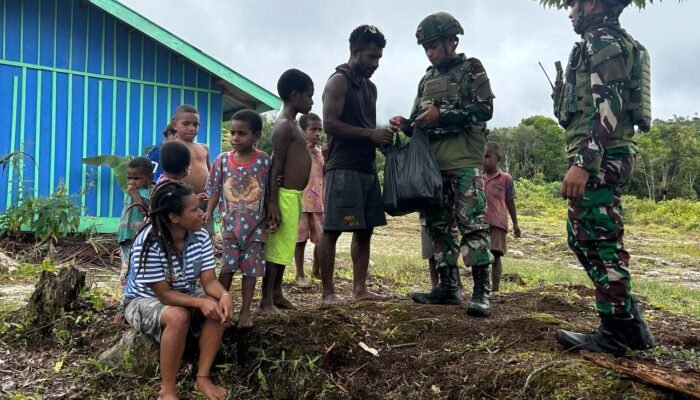 Ciptakan Rasa Aman dan Kebersamaan, Satgas Yonif 521/DY Gelar Anjangsana dan Bagikan Sembako di Distrik Apalapsili