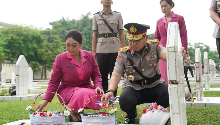 Irjen Herry Heryawan Tabur Bunga di TMP, Polda Riau Kenang Jasa Pahlawan