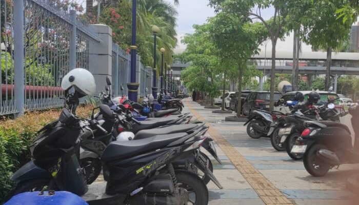 Parkir di Trotoar Didenda Rp250 Ribu & Diderek, Ini Aturan Korlantas Polri