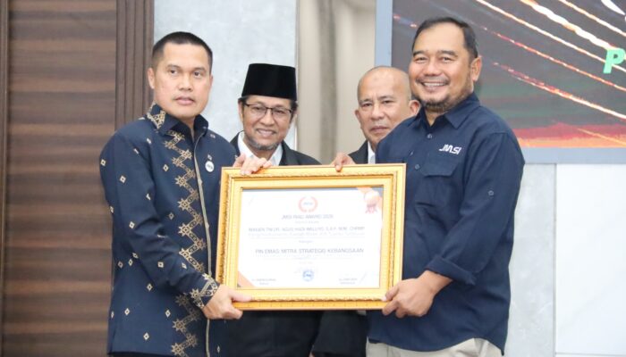 Hadiri HUT ke-6 JMSI dan HPN 2026, Pangdam XIX Tuanku Tambusai Terima Pin Emas Mitra Strategis Kebangsaan